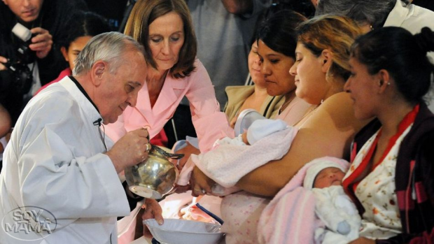 Cardenal Bergoglio lavando pies de recien nacidos en Semana Santa